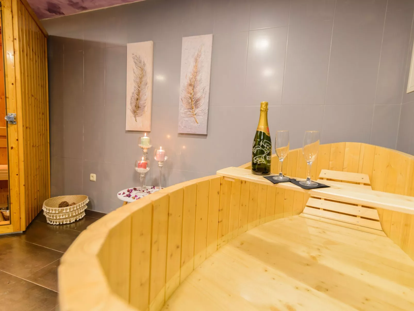 Spa-Spielzimmer mit Außen-Whirlpool und Schwimmbad-Inside