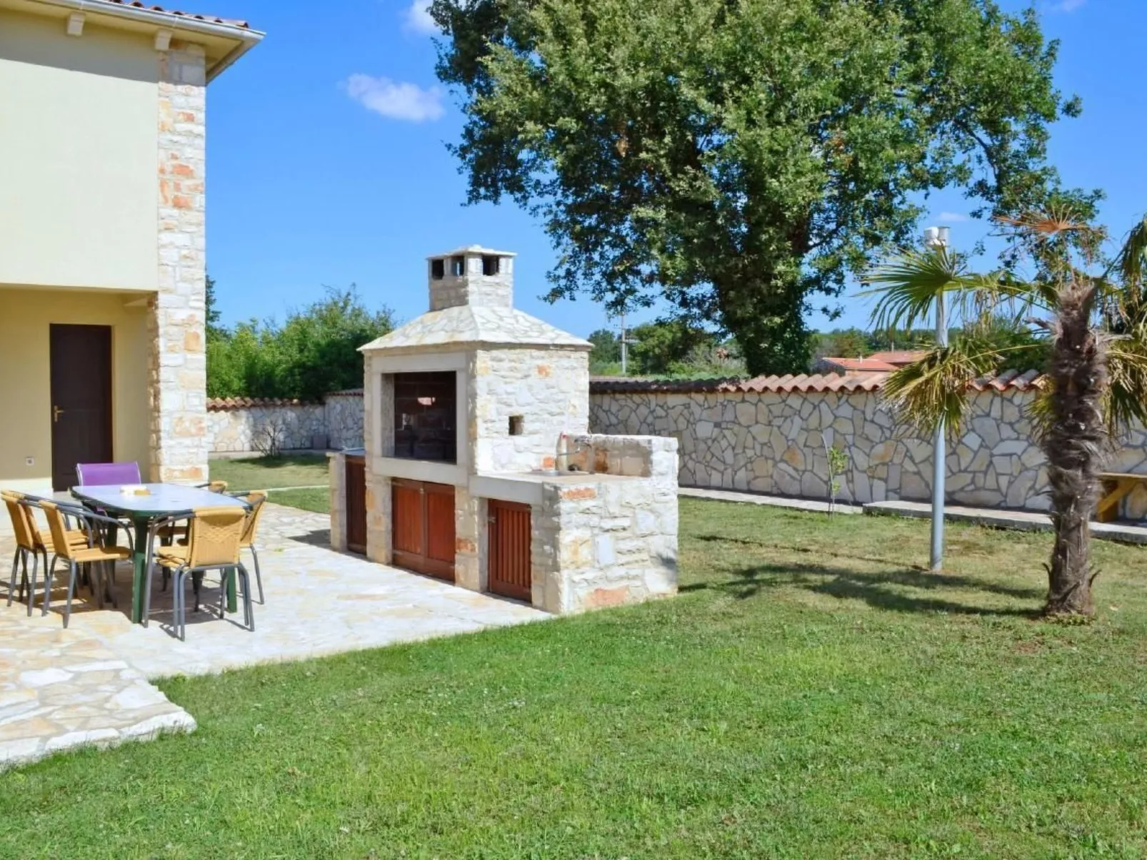 Gemütliches Ferienhaus in Medulin mit Großer Terrasse-Dehors