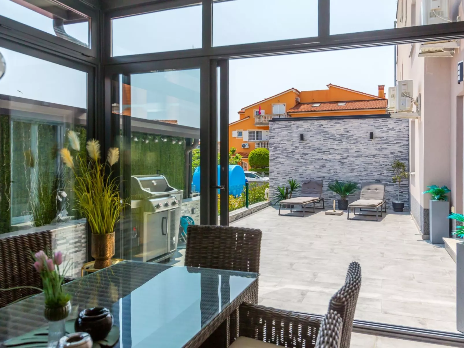 Modernes Apartment As Veliki mit Terrasse-Draußen