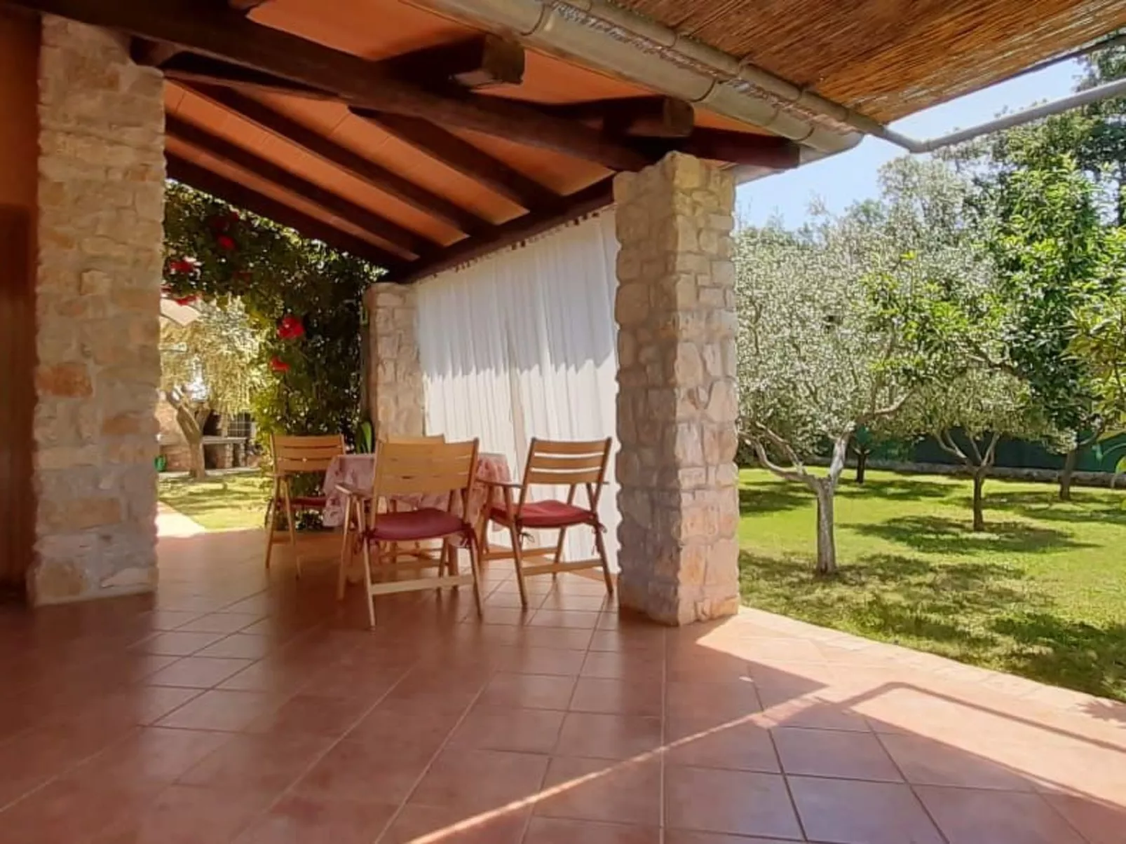 Mit schönem Garten und Sonnenterrasse-Dehors