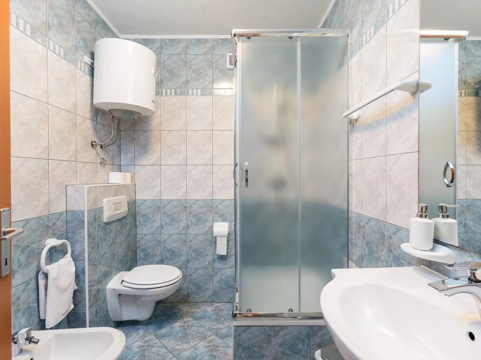 Angenehme Wohnung mit Terrasse und Barbecue-Dedans