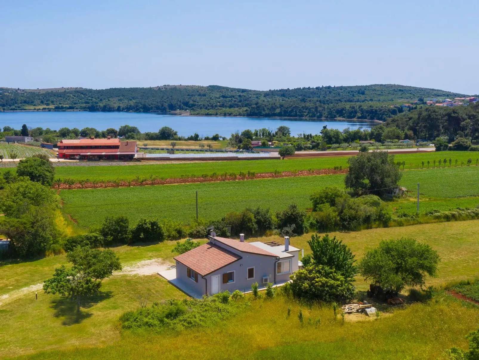 In Pomer mit Parkplatz-Draußen