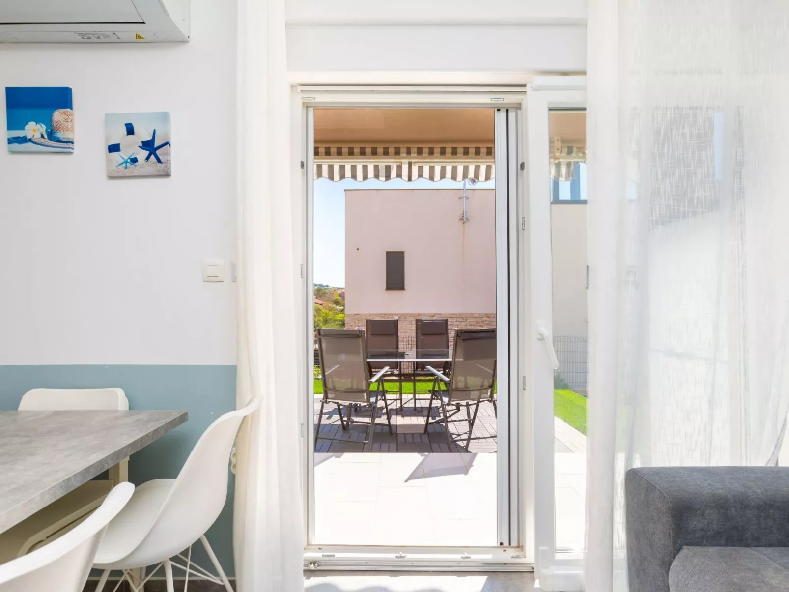 "Emira Mukalba" mit Terrasse-Dedans