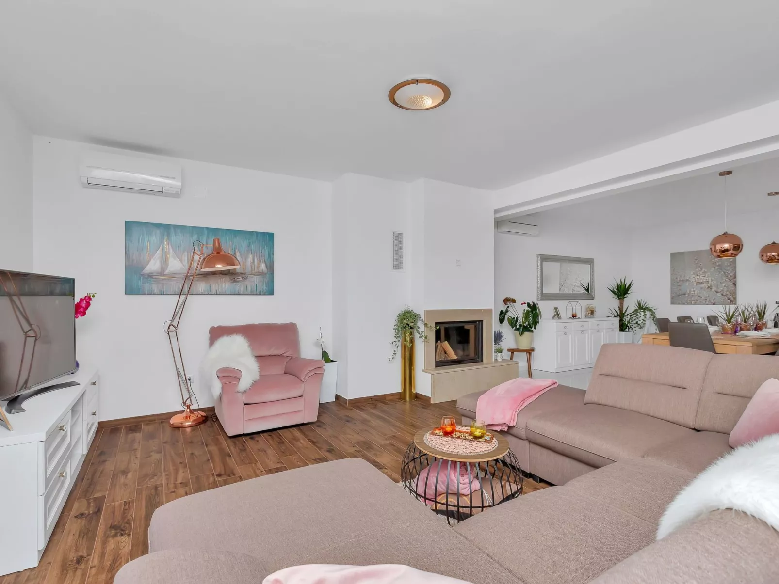 Villa mit beheiztem Pool und fünf Schlafzimmer-Dedans