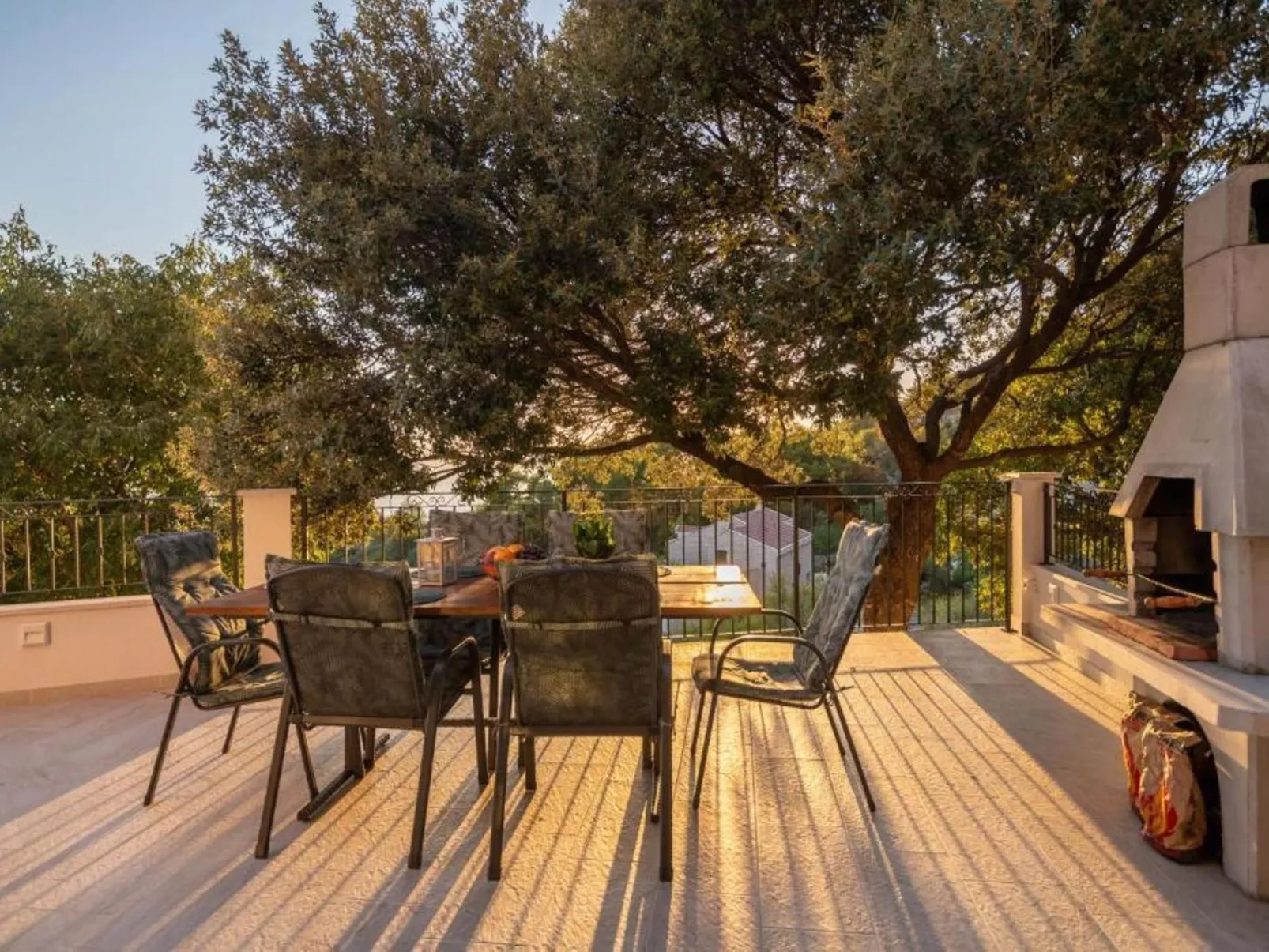 "Paola" mit eigenem Pool-Outside