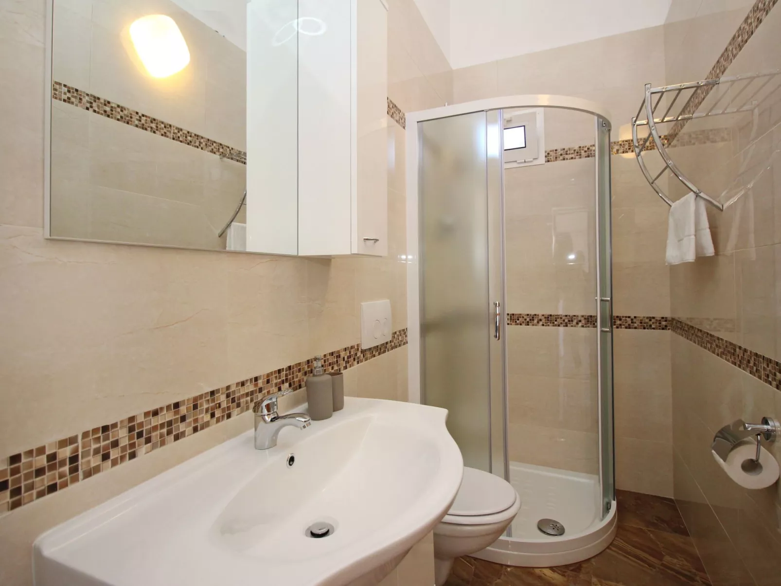 Modern eingerichtete Apartment für 2 Personen, Klimatisiert, freie Parkplatz un - Drinnen