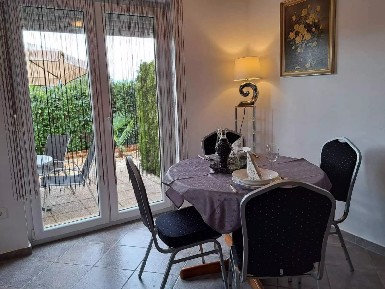 "Nette App in der Nähe des Pools"-Image-tags.info