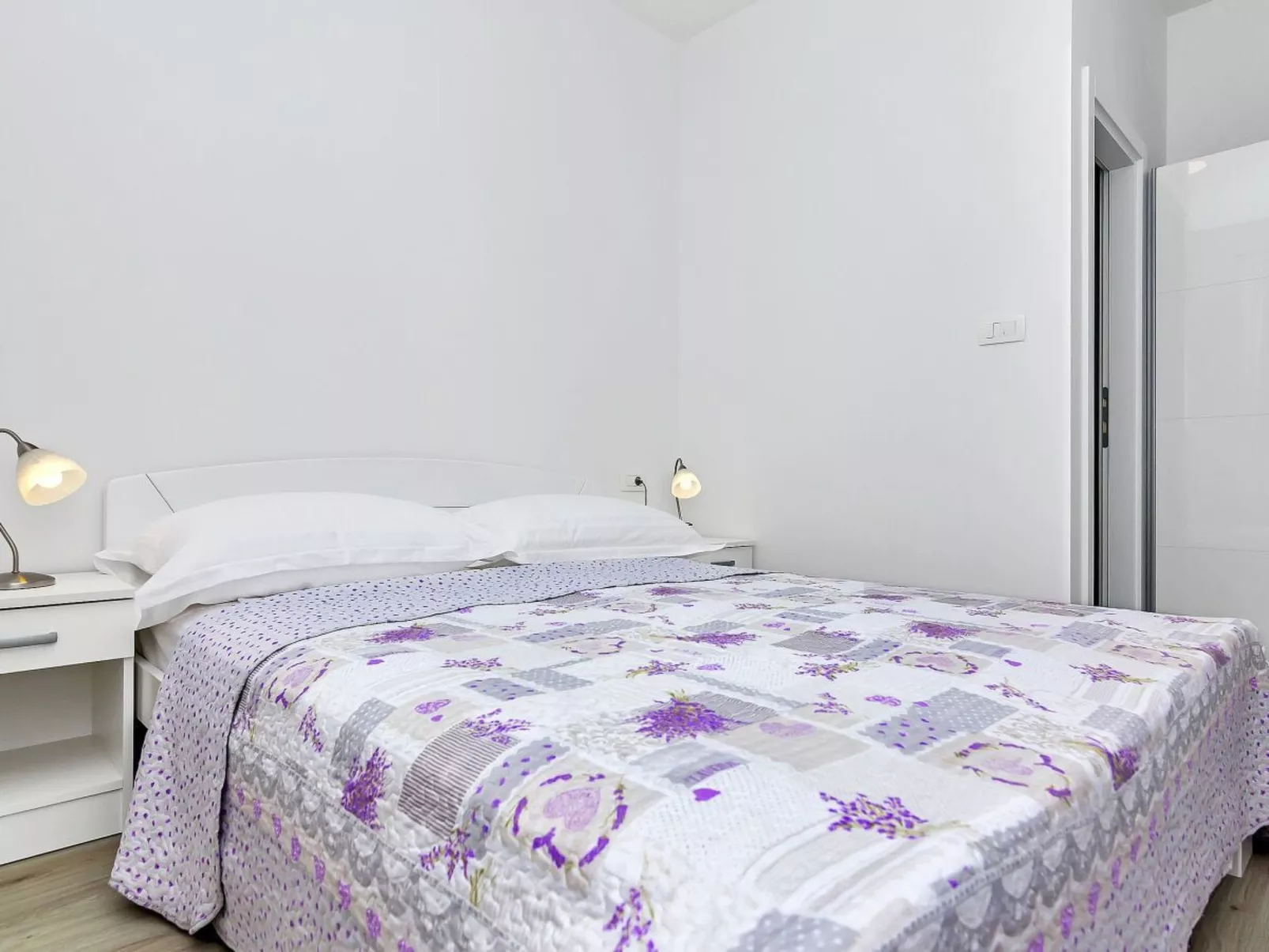 "Villa Maslina" mit Privatparkplatz-Drinnen