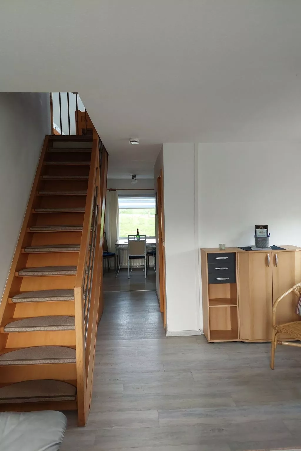 Mastkorb mit Grill und Garten-Drinnen