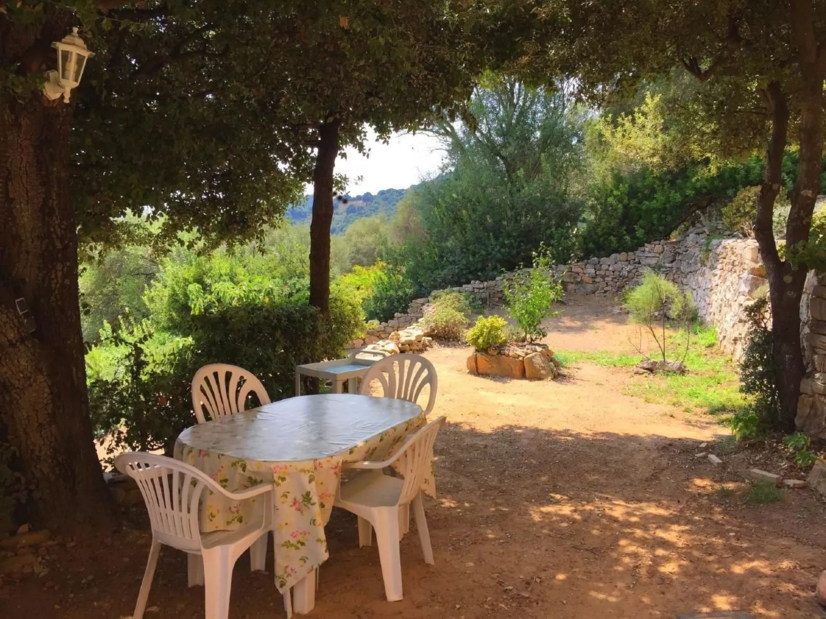 Mit Blick auf das Wasser-Dehors