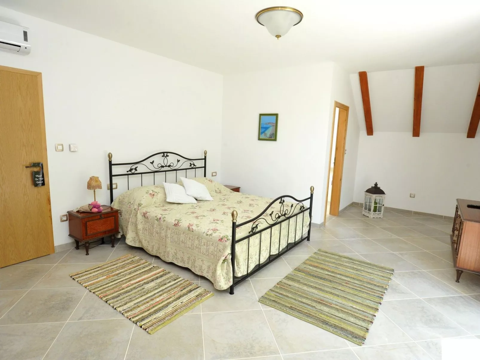 Alleinstehendes Ferienhaus mit Swimmingpool-Dedans