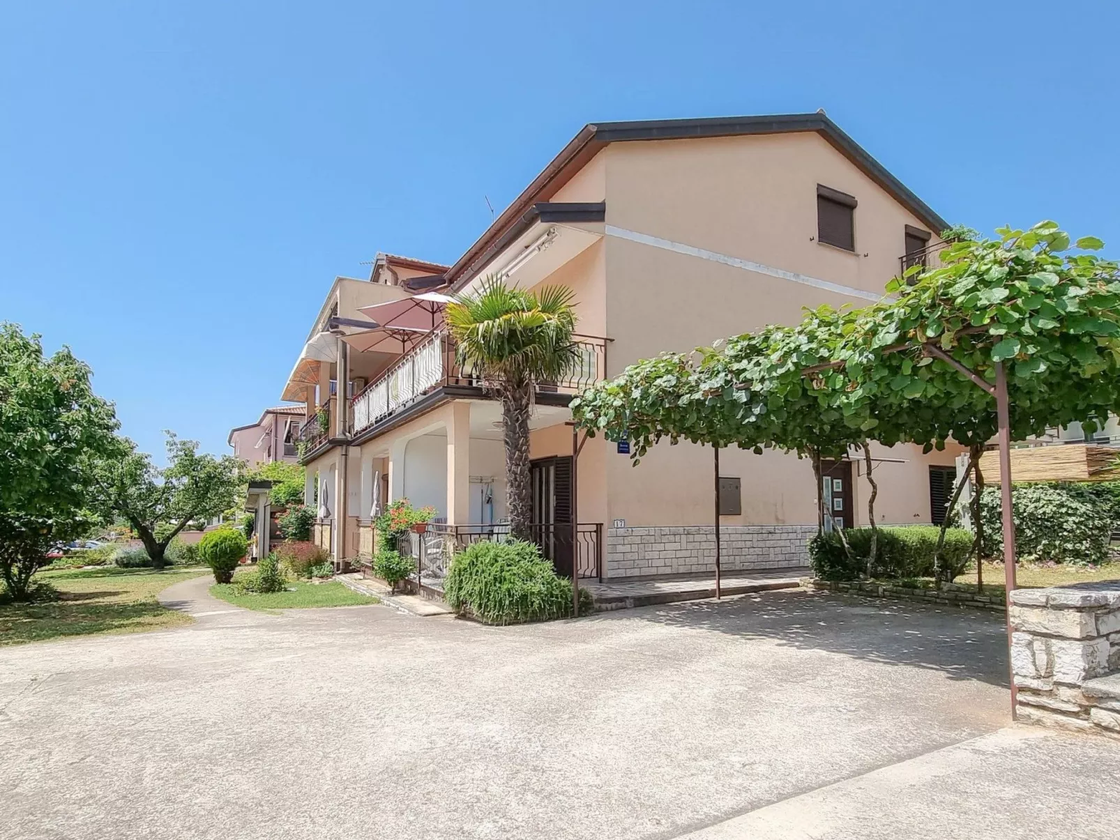 "Nina" mit Blick auf das Wasser-Outside
