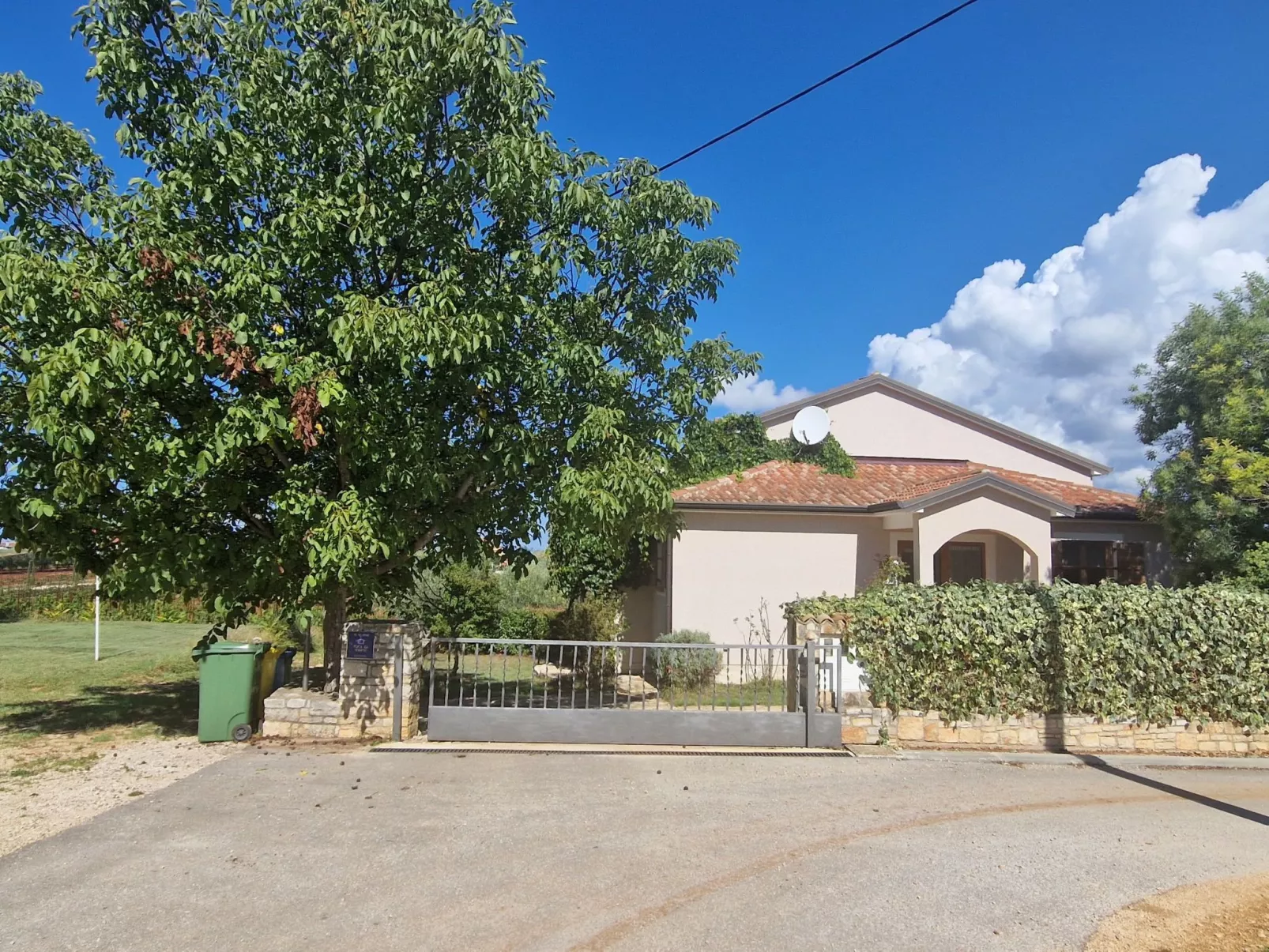 Freistehende Villa mit Garten und privatem Pool-Draußen