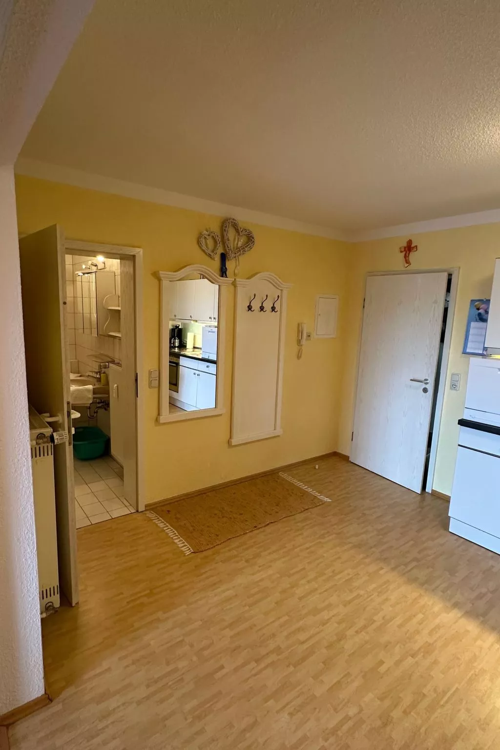 Rachel mit herrlichem Ausblick-Drinnen