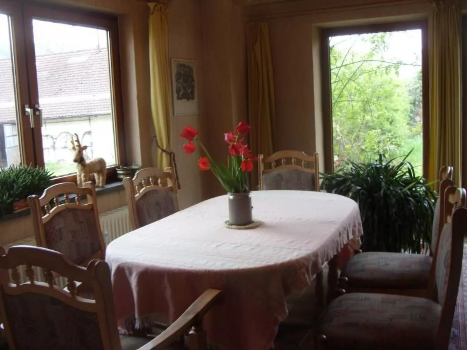 Mit Terrasse und Parkplatz-Drinnen