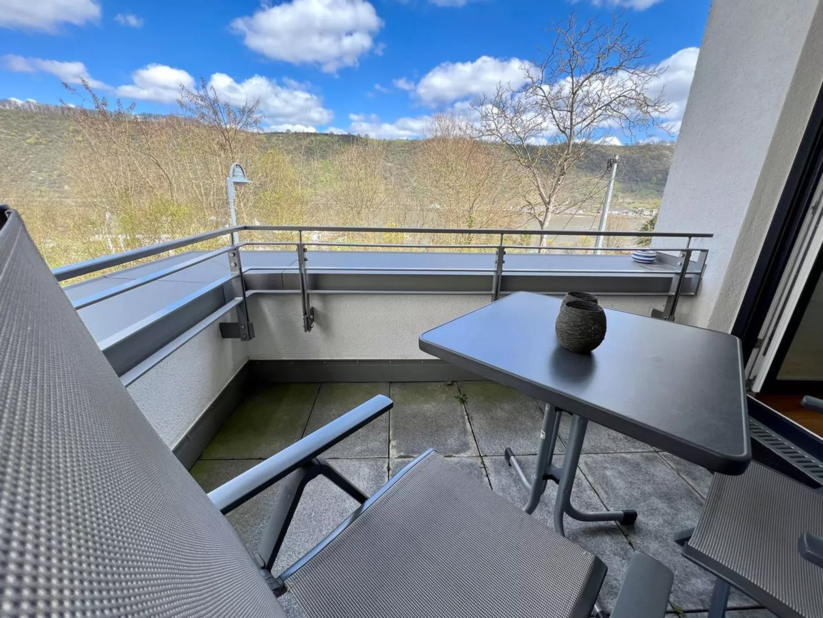 Moderne Wohnung mit Parkplatz und Rheinblick-Draußen