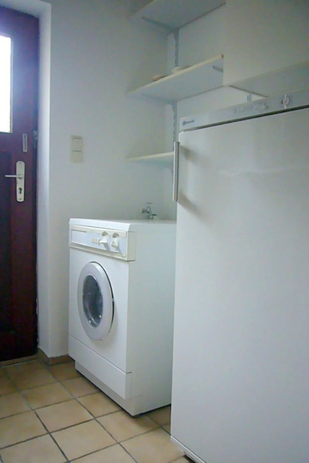 Zentrale Ferienwohnung mit Terrasse - Drinnen