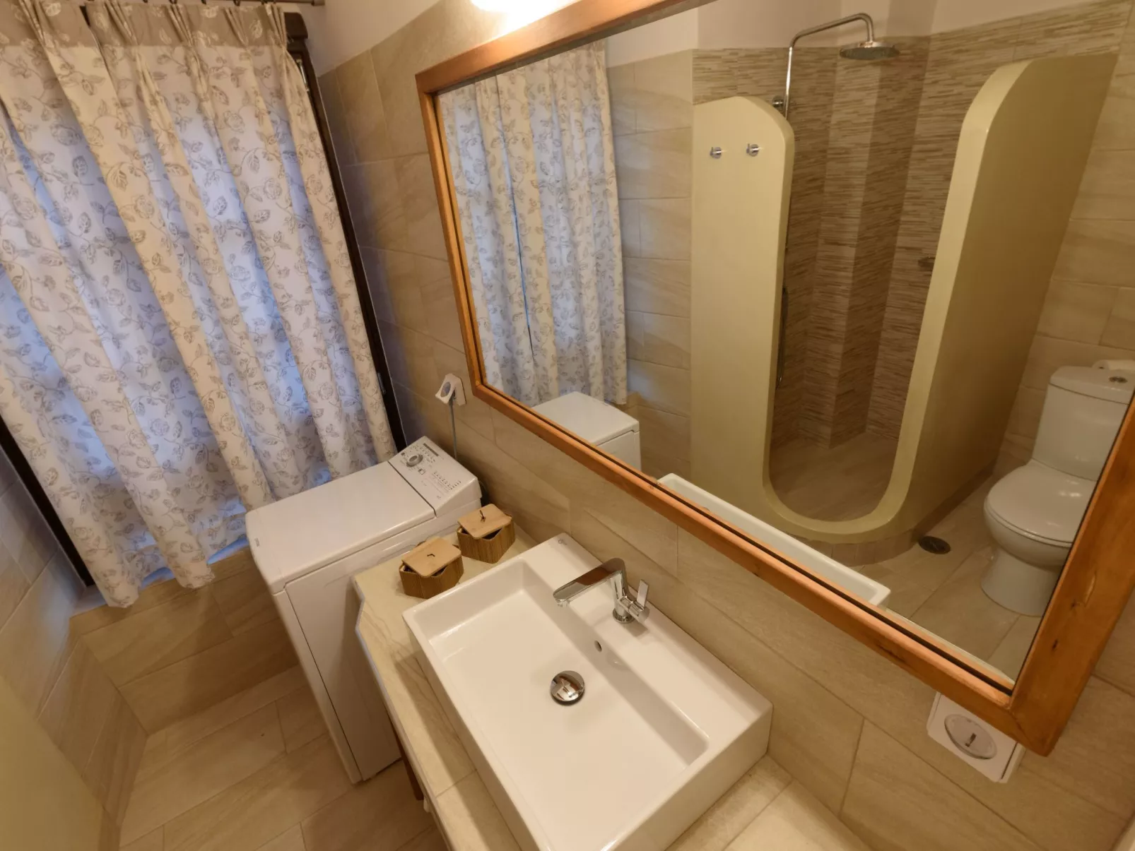 Mit Blick auf das Wasser-Inside