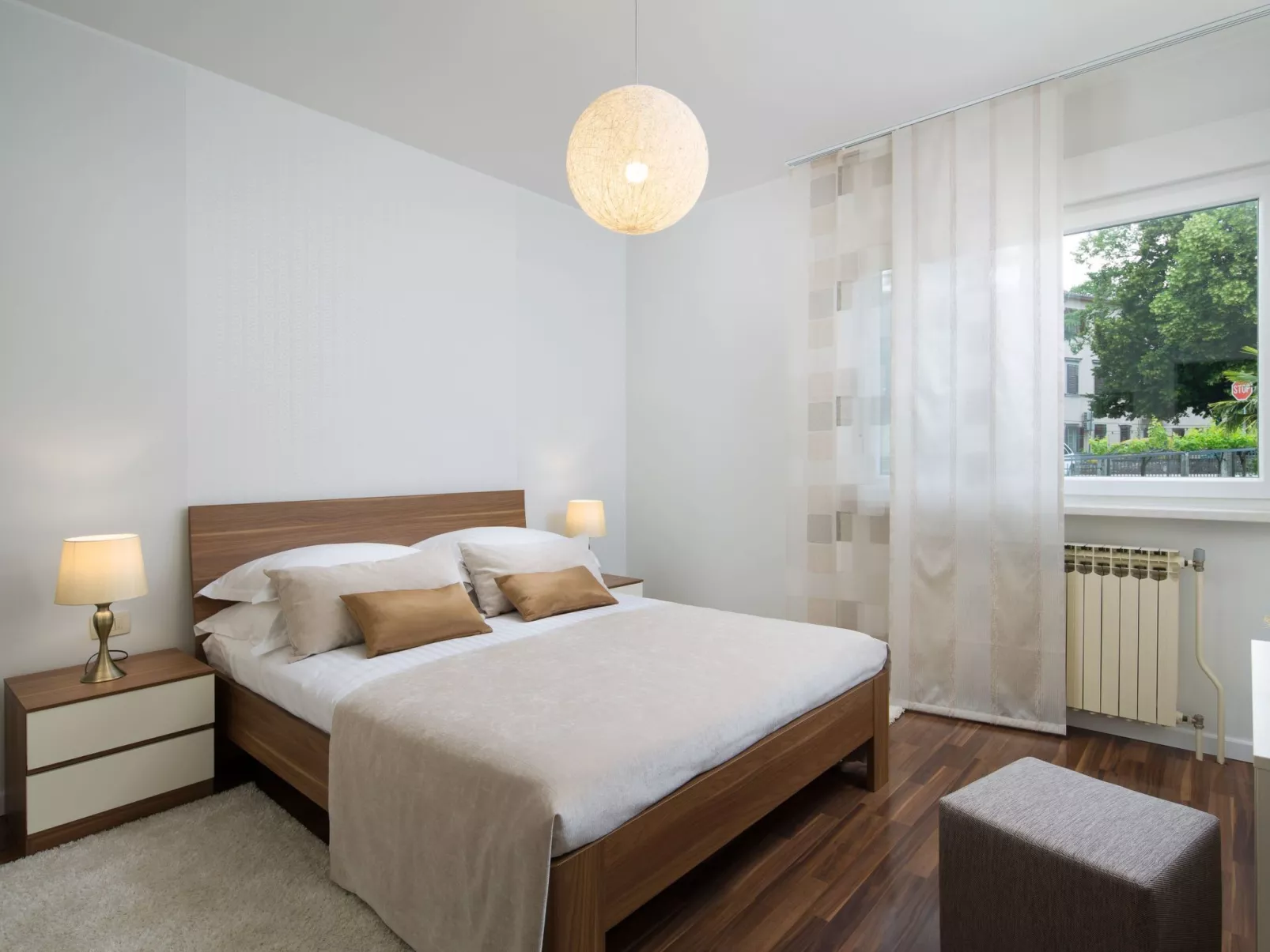 Schöne Villa mit Garten und Biodesign-Pool-Dedans