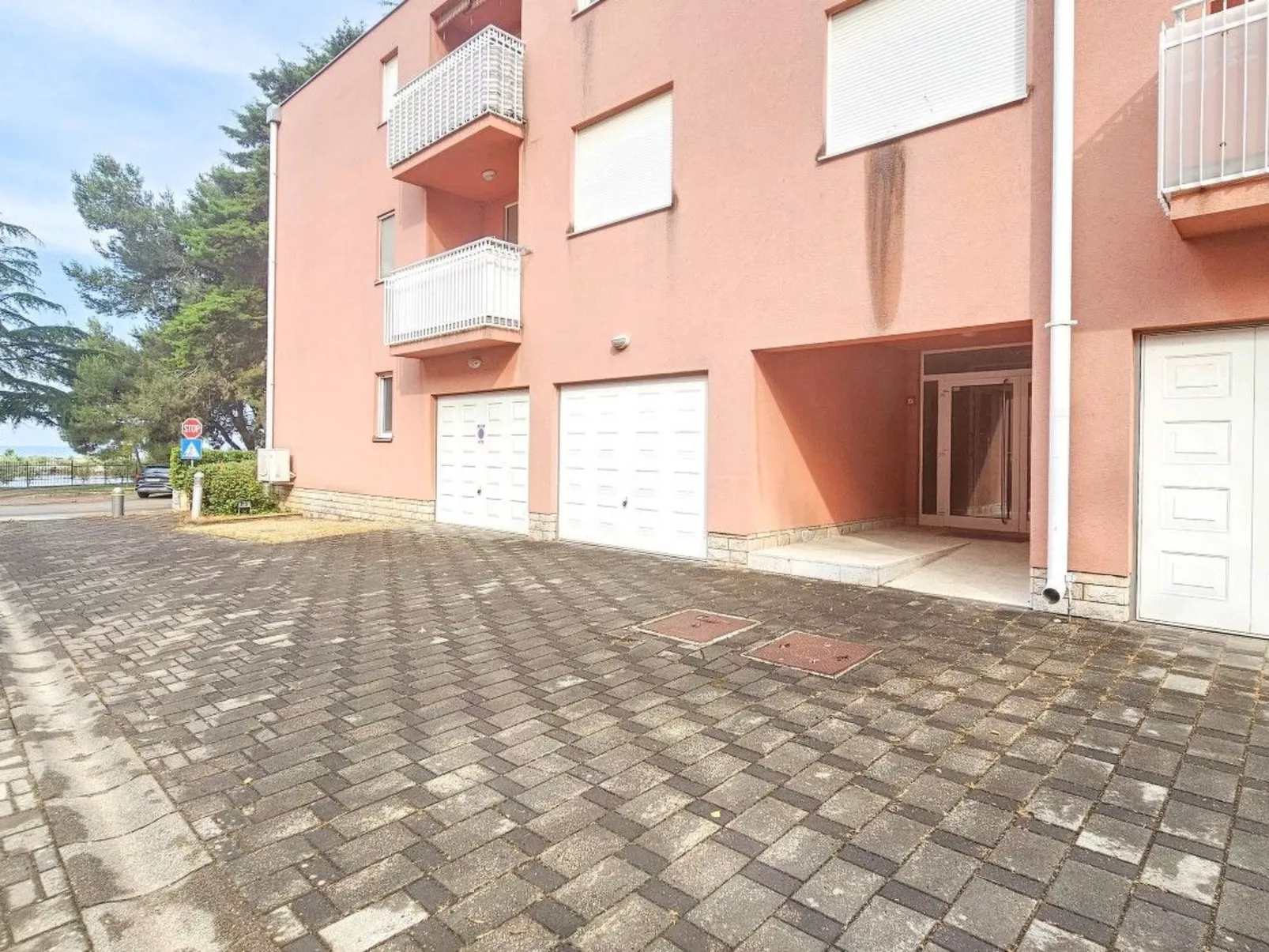 Wohnung "Senka" direkt am Strand-Outside