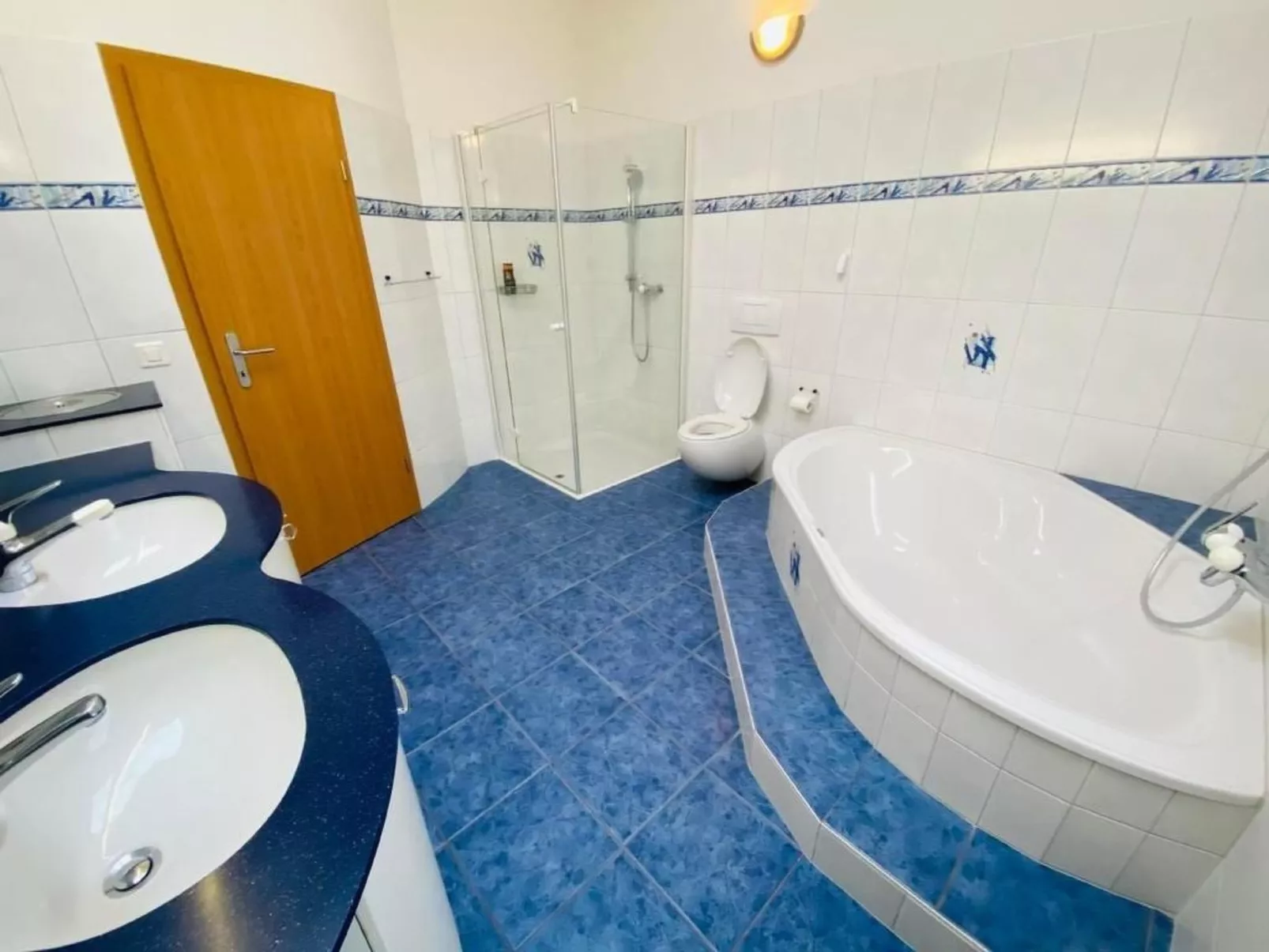 Leons Holiday Homes-Inside