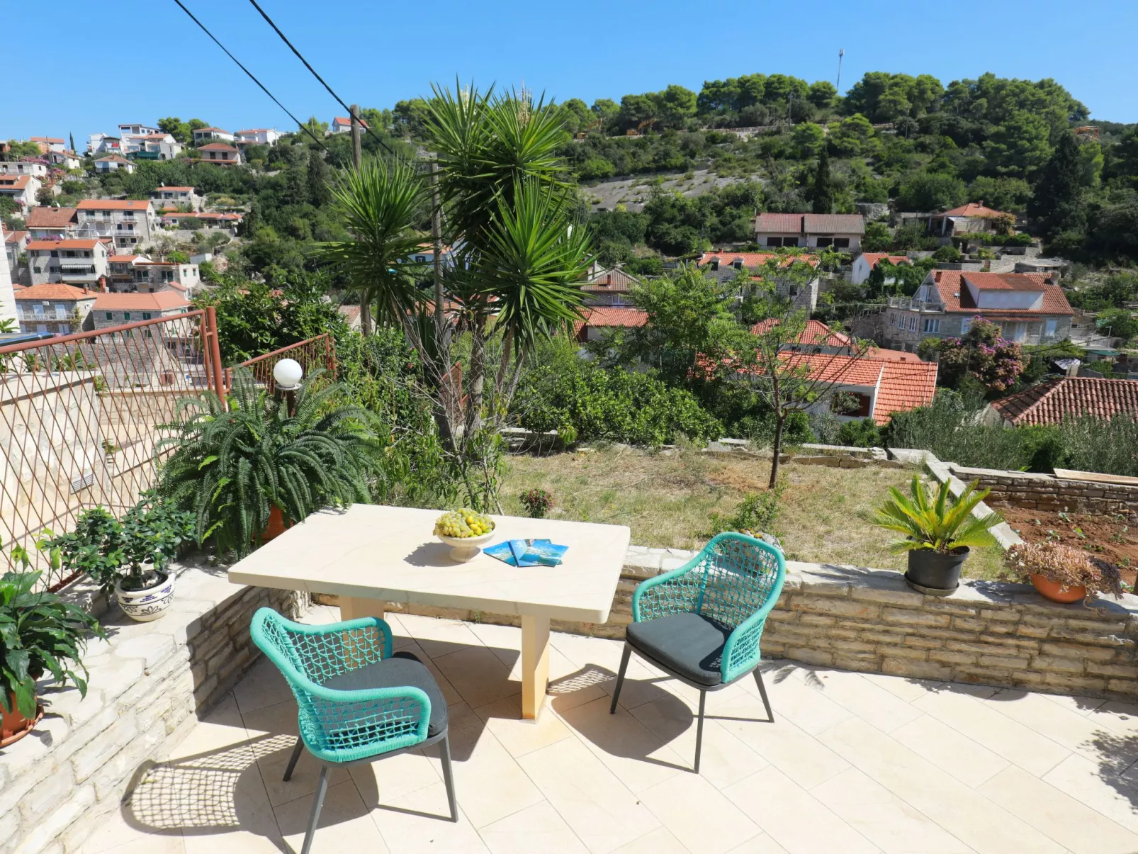Kleines Steinhaus in einem ruhigen Ort auf der Insel Solta-Draußen