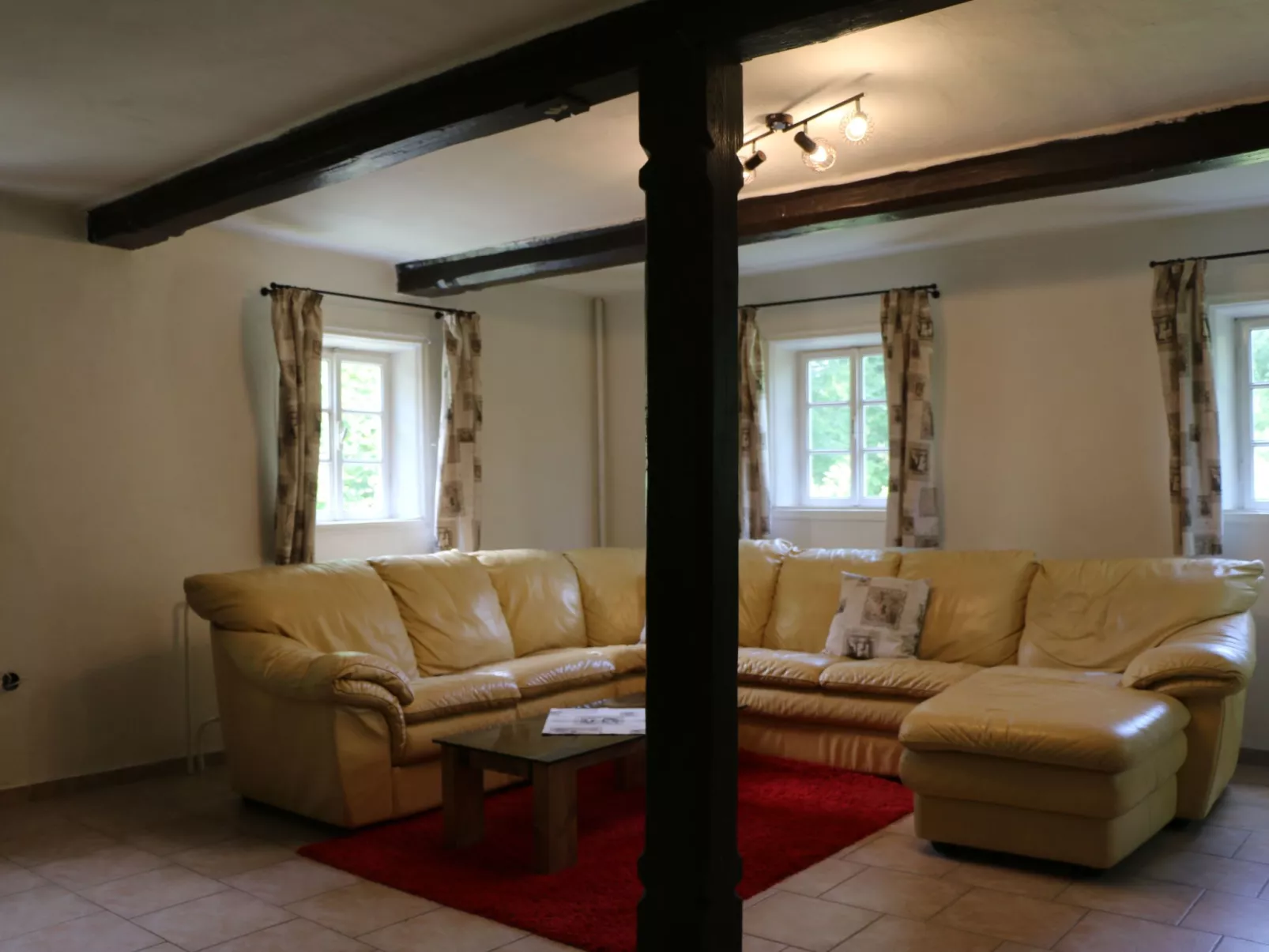 Traditionelles Haus, umgeben von Wäldern in Ralsko-Inside