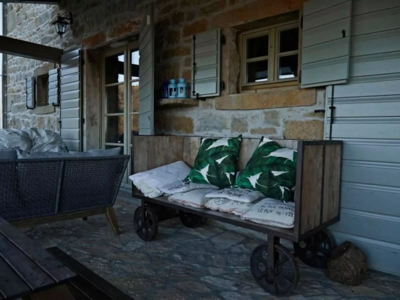 In Kostanjica mit Grill, Terrasse und Garten-Drinnen