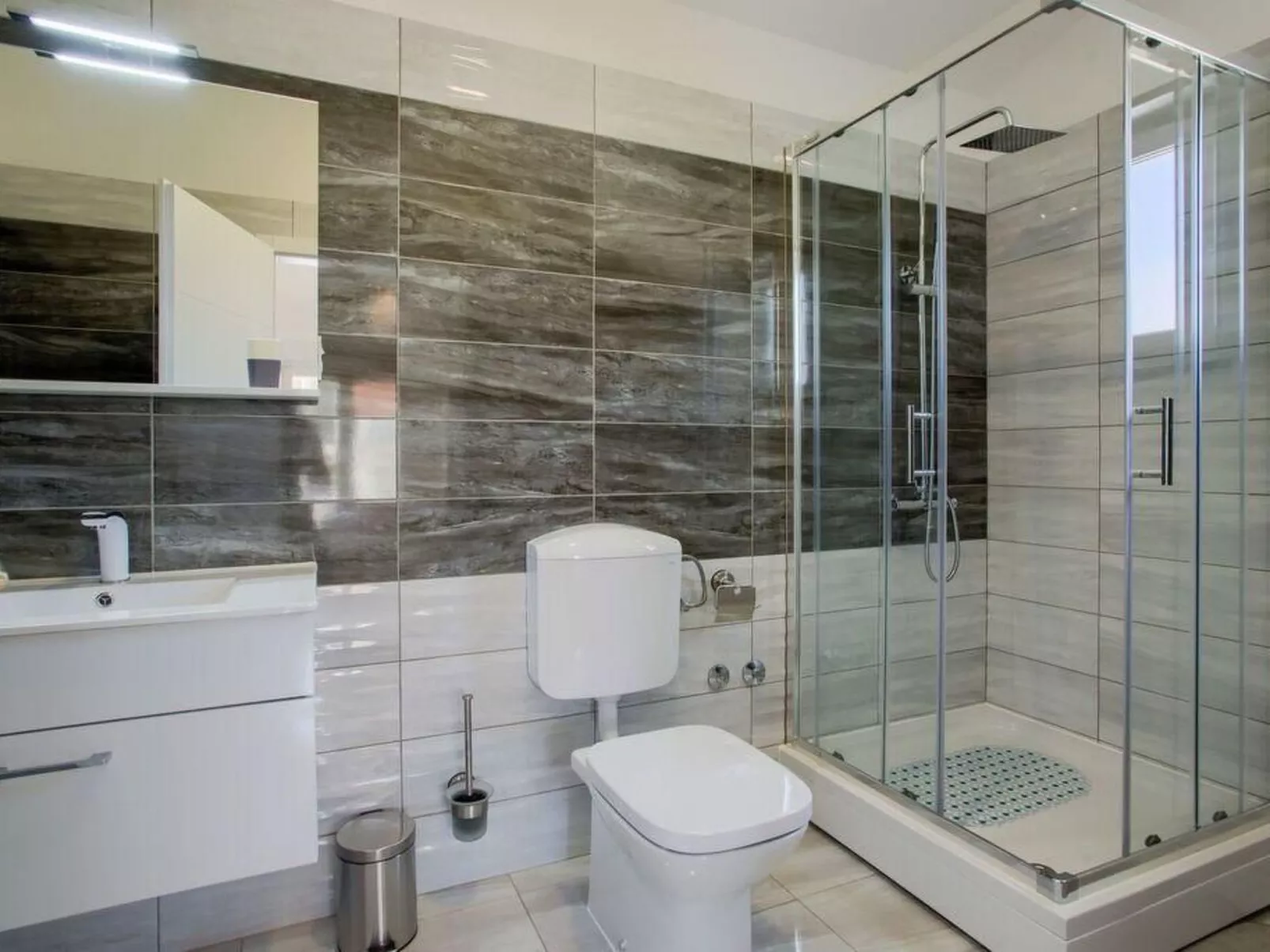 Mit Garten, Grill und Terrasse-Drinnen