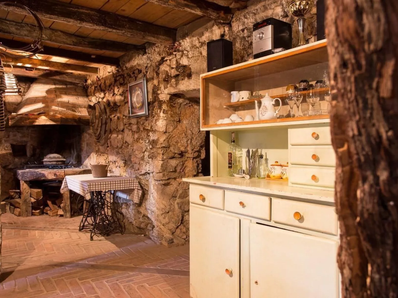 Haus mit modernem Interieur und einer alten Taverne - Inside