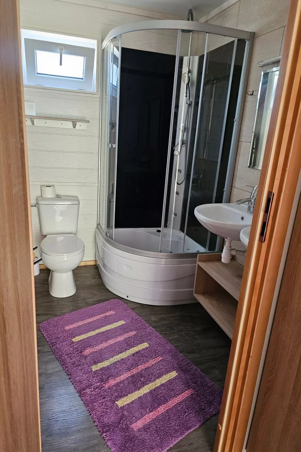 Ganzjährig bewohnbares Ferienhaus - rot-Drinnen