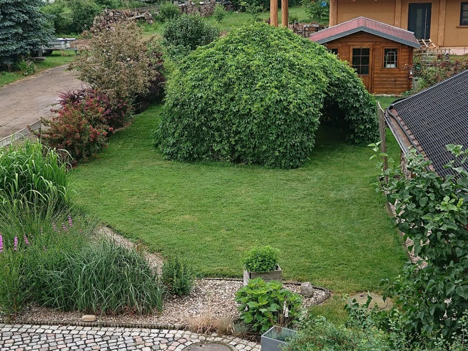 Mit Garten, Weinlaube und Aussenpool-Image-tags.info