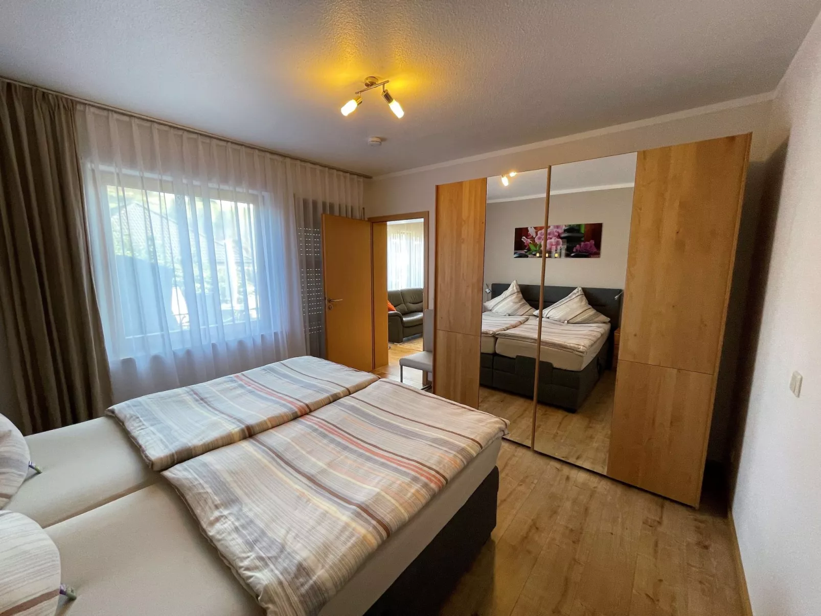 Mit Parkplatz und Terrasse-Inside