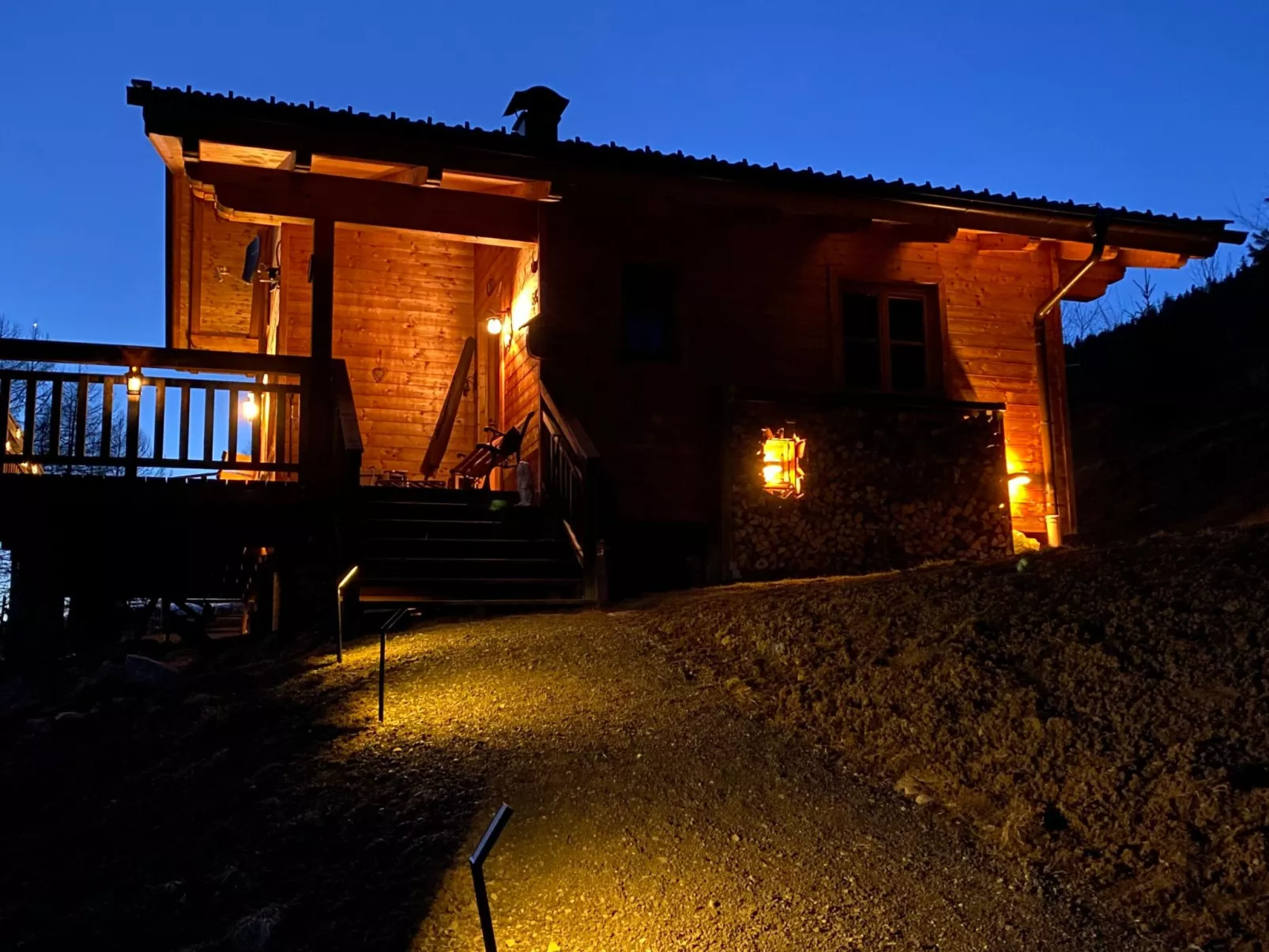 Berghütte mit Blick auf die Berge-Image-tags.info