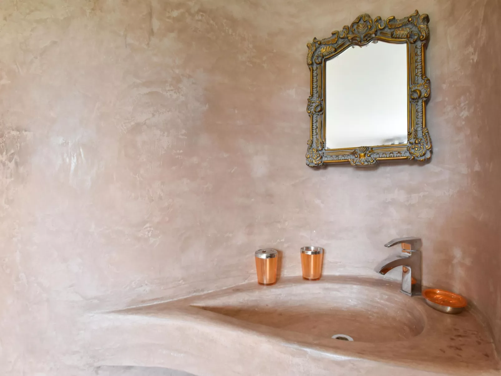 Schönes Ferienhaus mit Pool-Drinnen