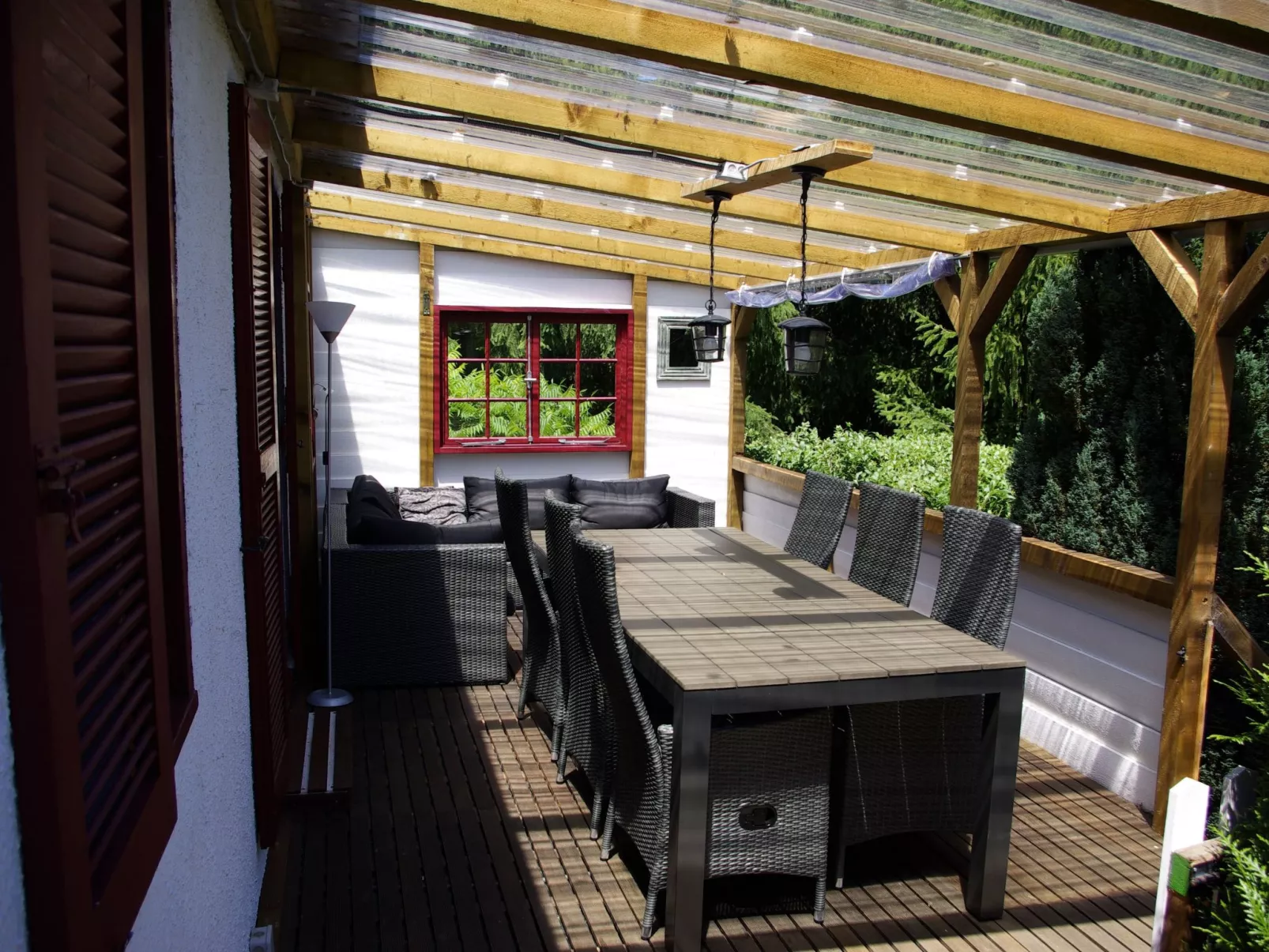 Mit Garten, Grill und Terrasse-Drinnen