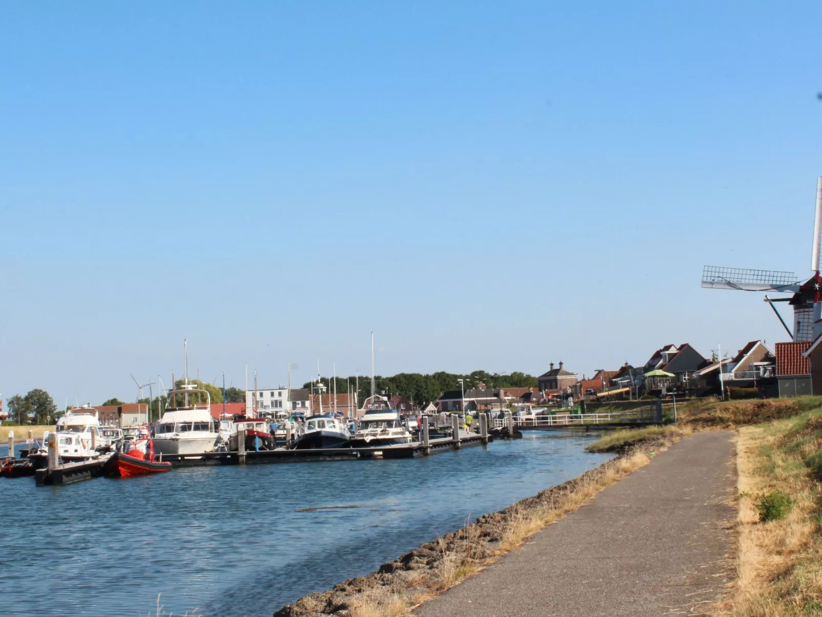 "Buurtweg221" mit Schwimmbad-Draußen