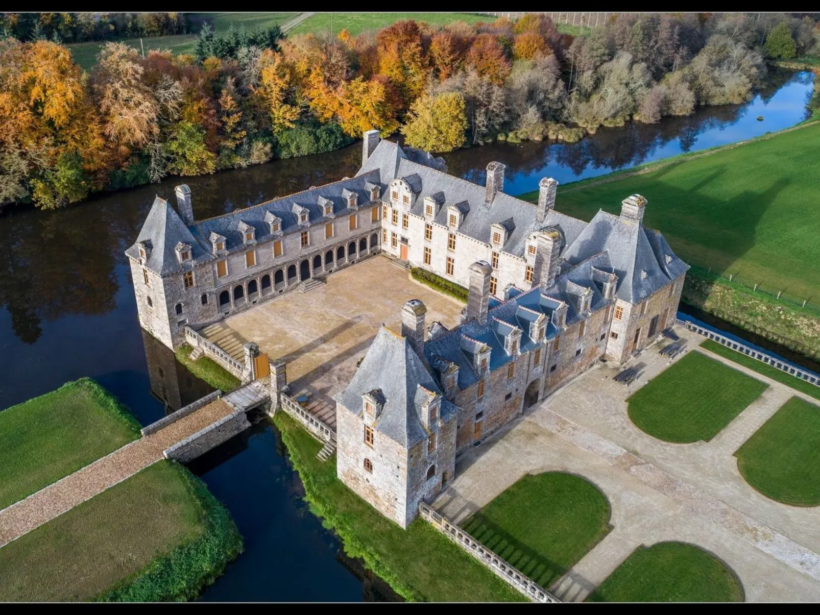 Manoir du Vaugarny in Saint-Étienne-en-Coglès-Outside