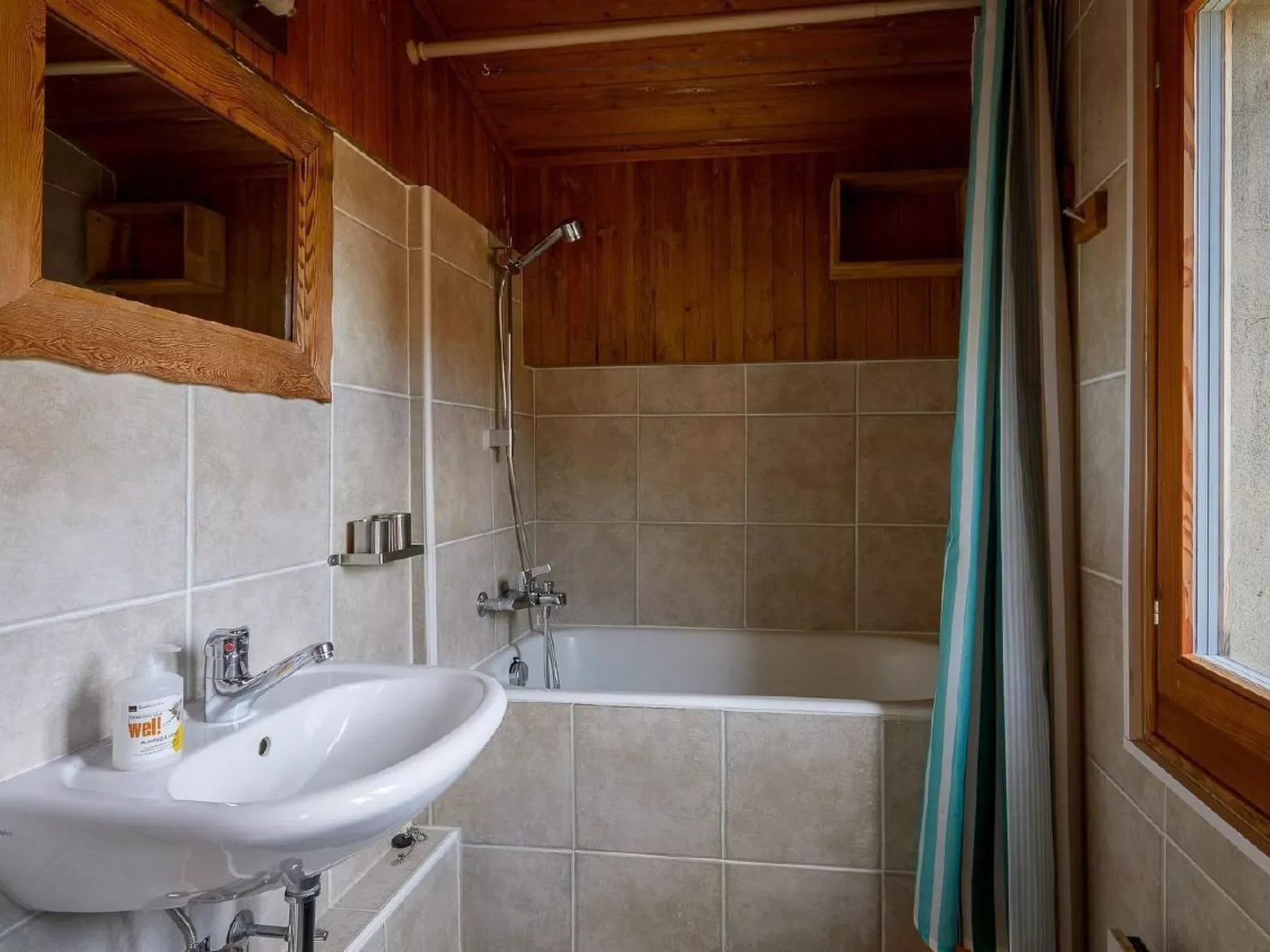 "Base Camp Evolène"-Image-tags.info