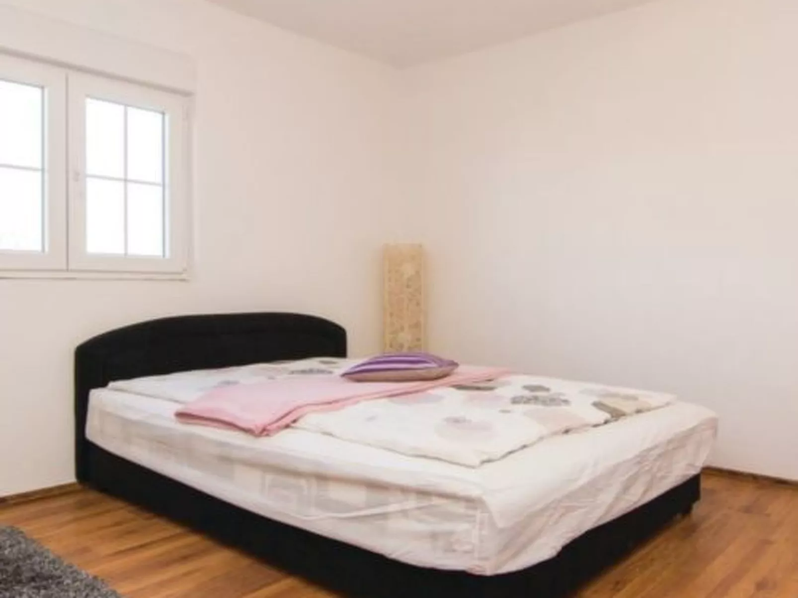 Laura mit Pool-Drinnen