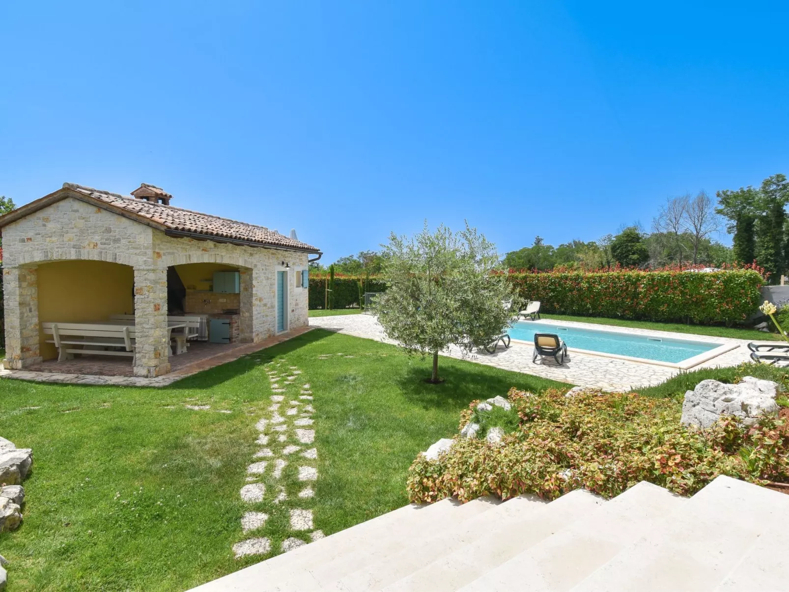 Luxuriöse Villa mit Schwimmbad und großem Garten-Dehors