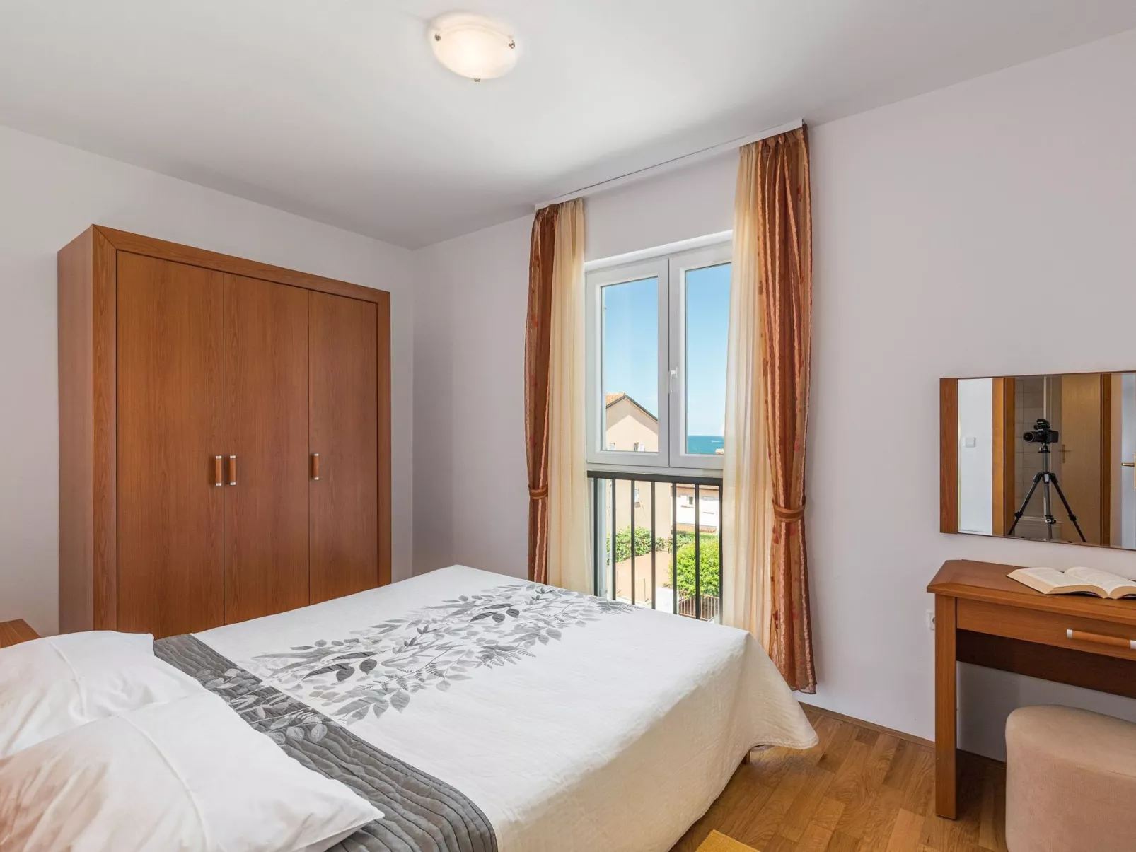 Strandnahe Ferienwohnung mit großem Garten-Drinnen