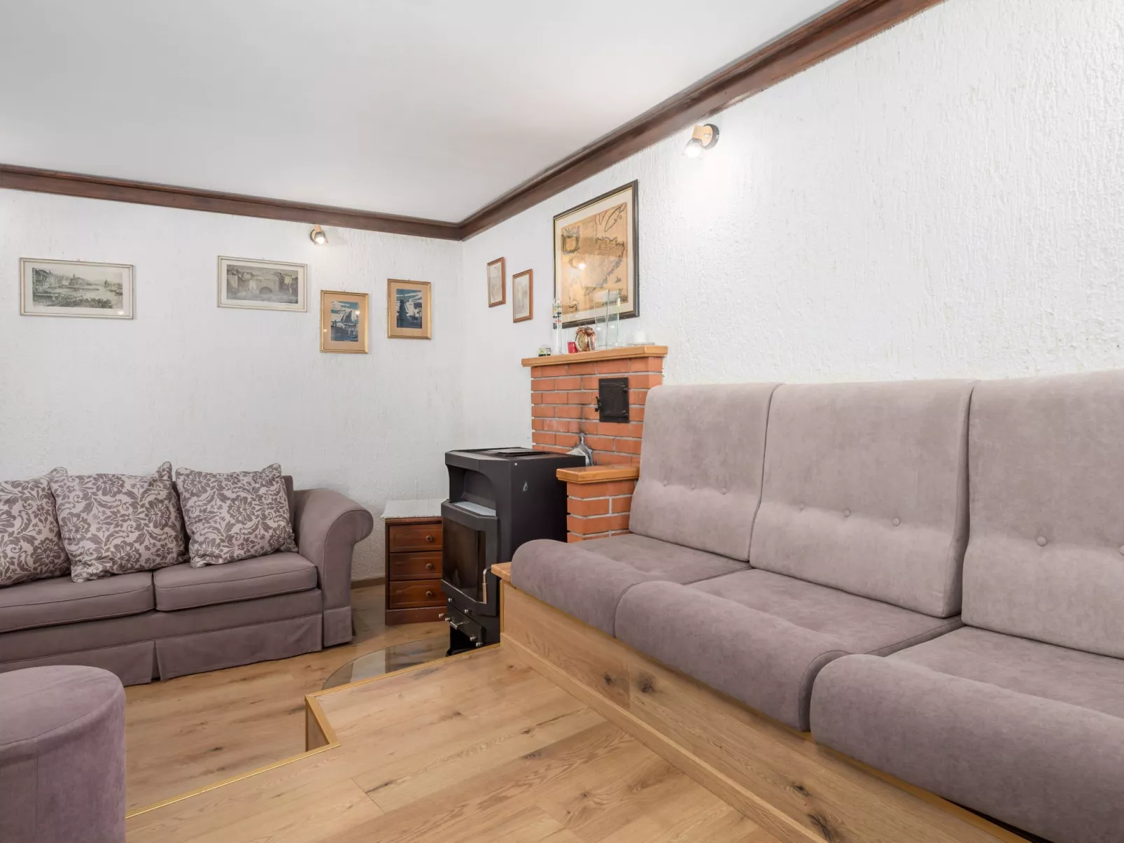 Mit großem Garten und Pool-Drinnen