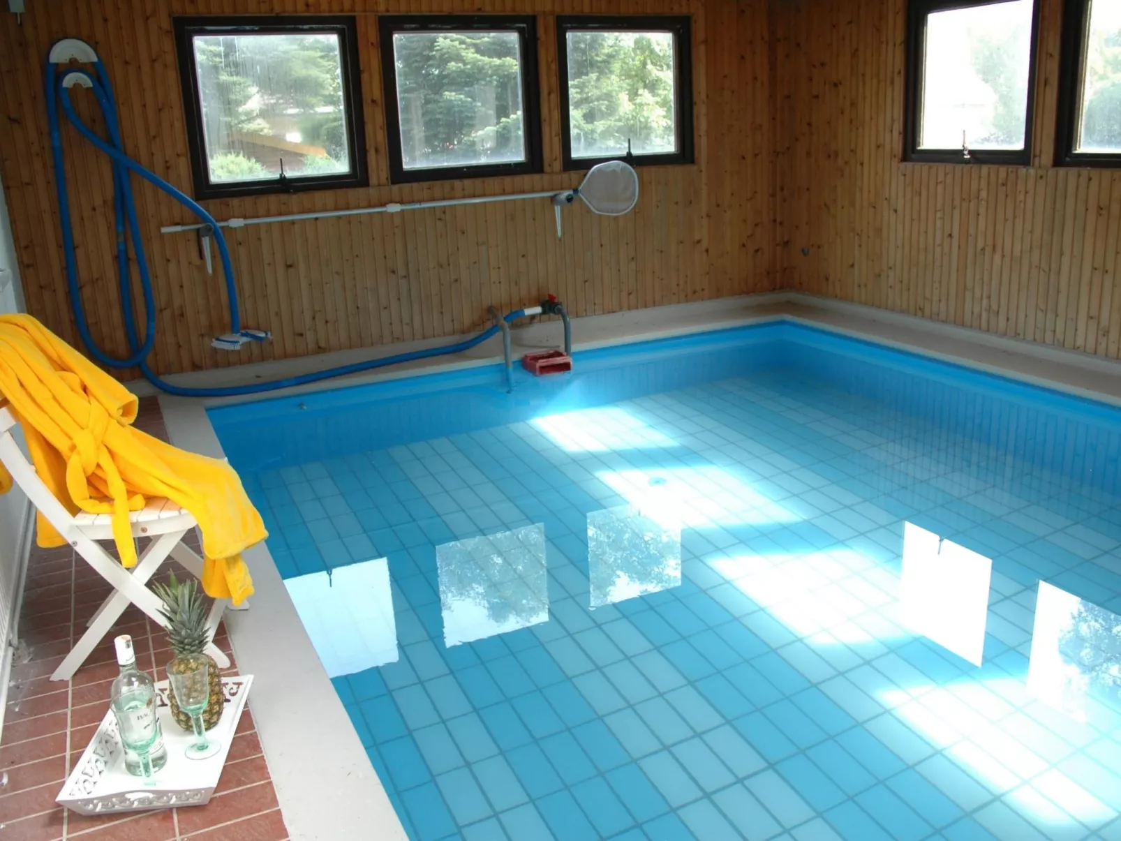 Mit Indoorpool, Garten und Partyraum-Inside