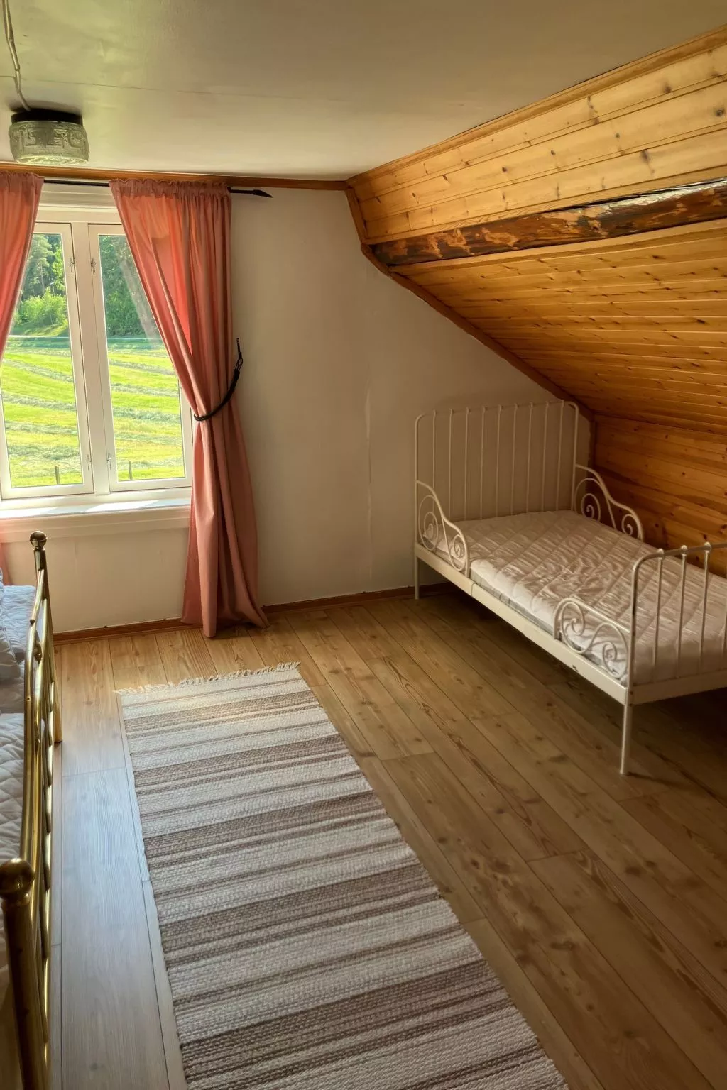 Charmantes Holzhaus mit eigenem Ruderboot-Drinnen