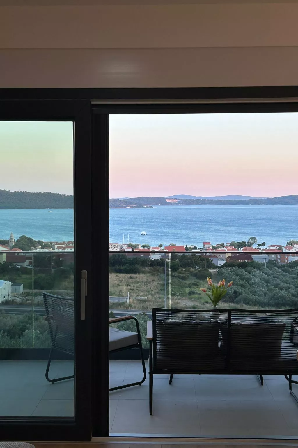 "Magnificent Lux View"-Outside