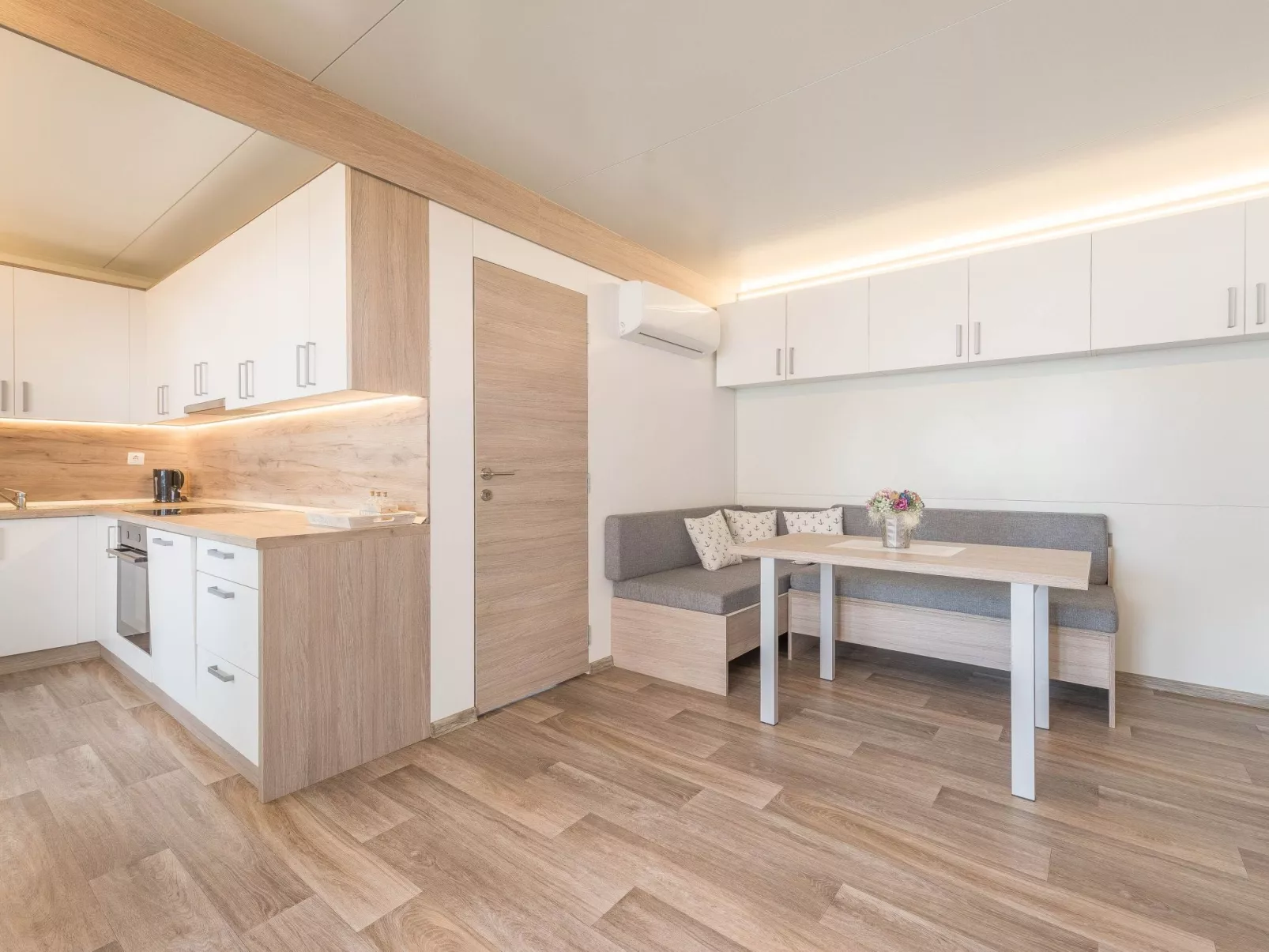 MH Summer Home-Drinnen