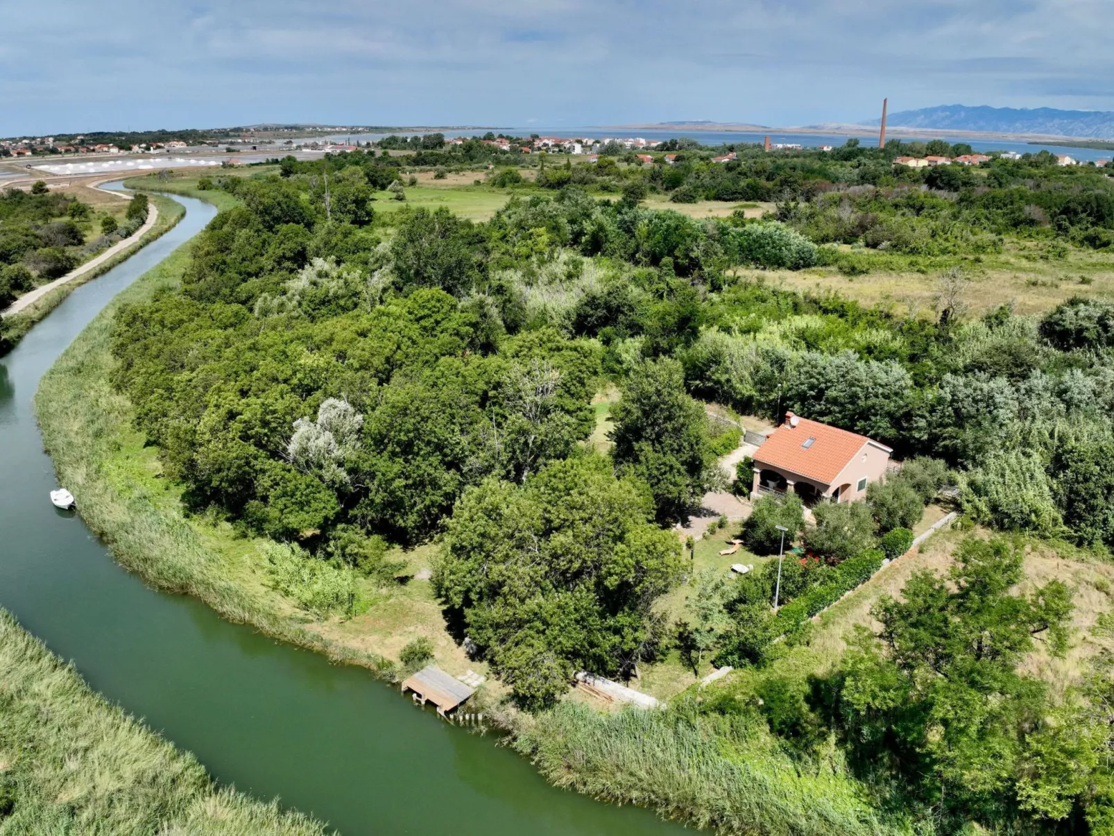 Am Fluss gelegenes Haus mit Galerieschlafplätzen-Dehors