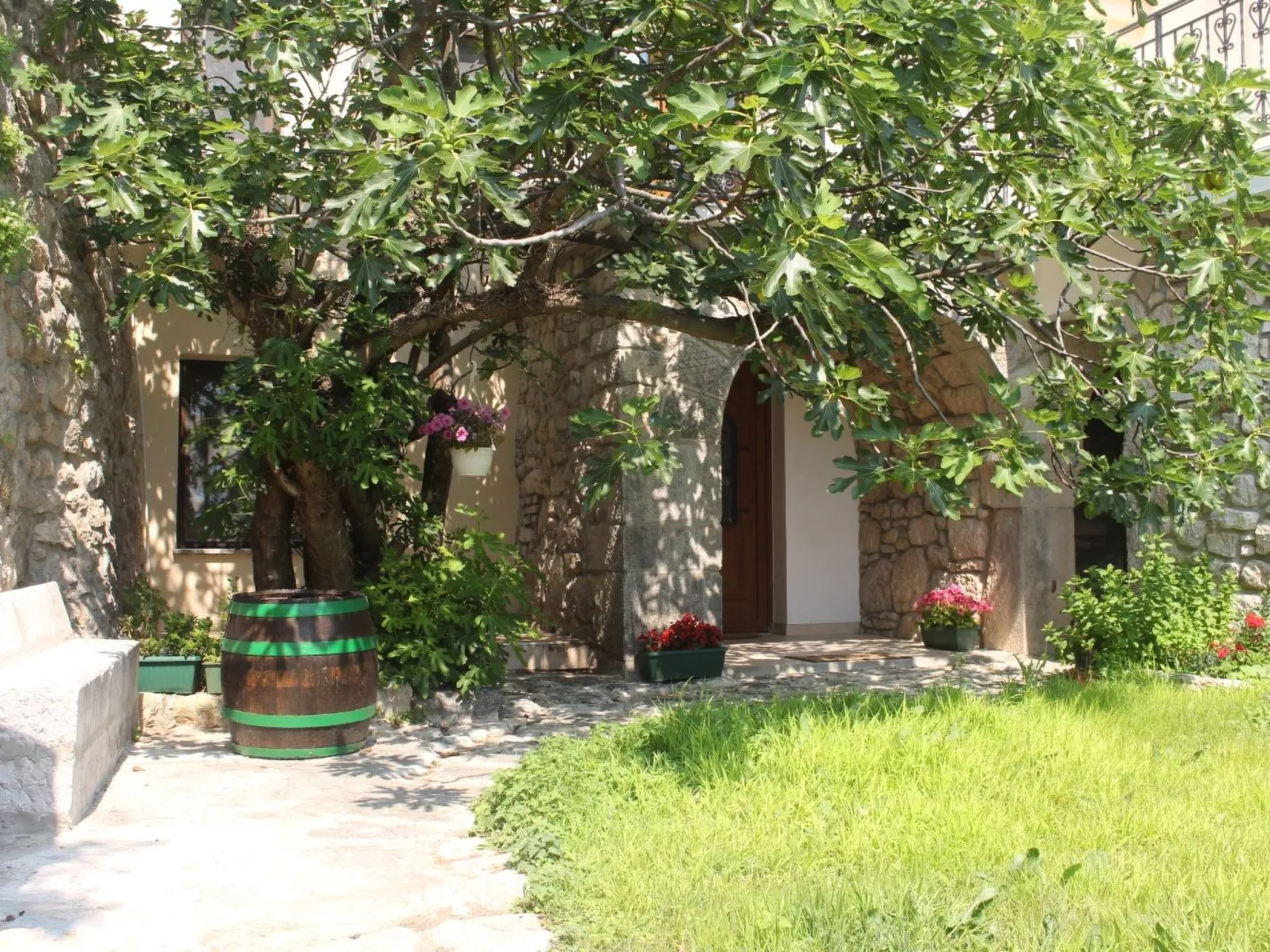 Geräumige Villa mit drei Schlafzimmern und einem ruhigen Garten-Outside