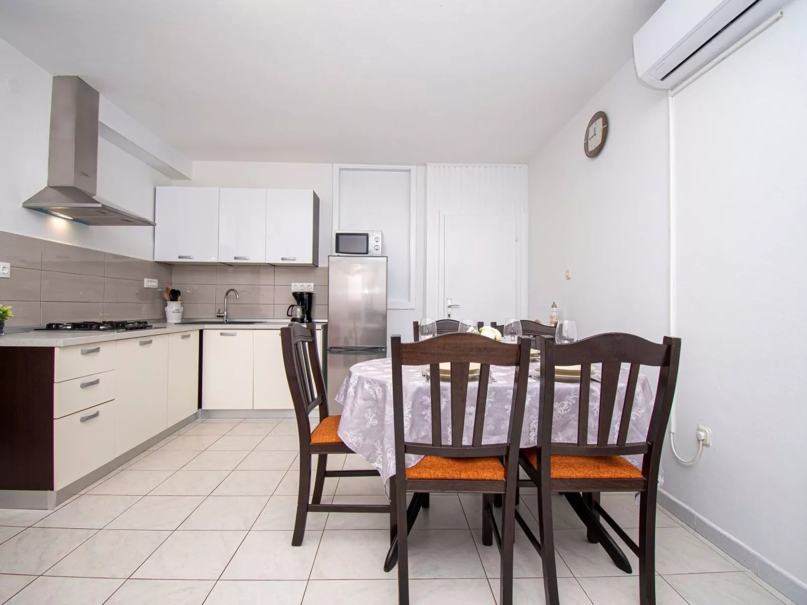 Ruhig und gemütlich 2BR Wohnung in der Nähe des Strandes-Drinnen